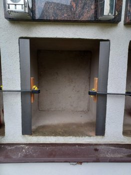 skleněná deska do kolumbária s výměnný panelem se jmény - uchycení na silné magnety