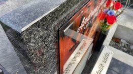 skleněný náhrobek, epitafní skleněná deska, skleněná deska na hrob, fotografie na hrob ze skla, skleněný pomník skleněný náhrobek, epitafní skleněná deska, skleněná deska na hrob, fotografie na hrob ze skla, skleněný pomník