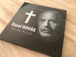 skleněná deska do kolumbária