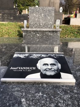 skleněný náhrobek, epitafní skleněná deska, skleněná deska na hrob, fotografie na hrob ze skla, skleněný pomník skleněný náhrobek, epitafní skleněná deska, skleněná deska na hrob, fotografie na hrob ze skla, skleněný pomník