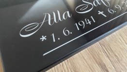 skleněný náhrobek, epitafní skleněná deska, skleněná deska na hrob, fotografie na hrob ze skla, skleněný pomník skleněný náhrobek, epitafní skleněná deska, skleněná deska na hrob, fotografie na hrob ze skla, skleněný pomník